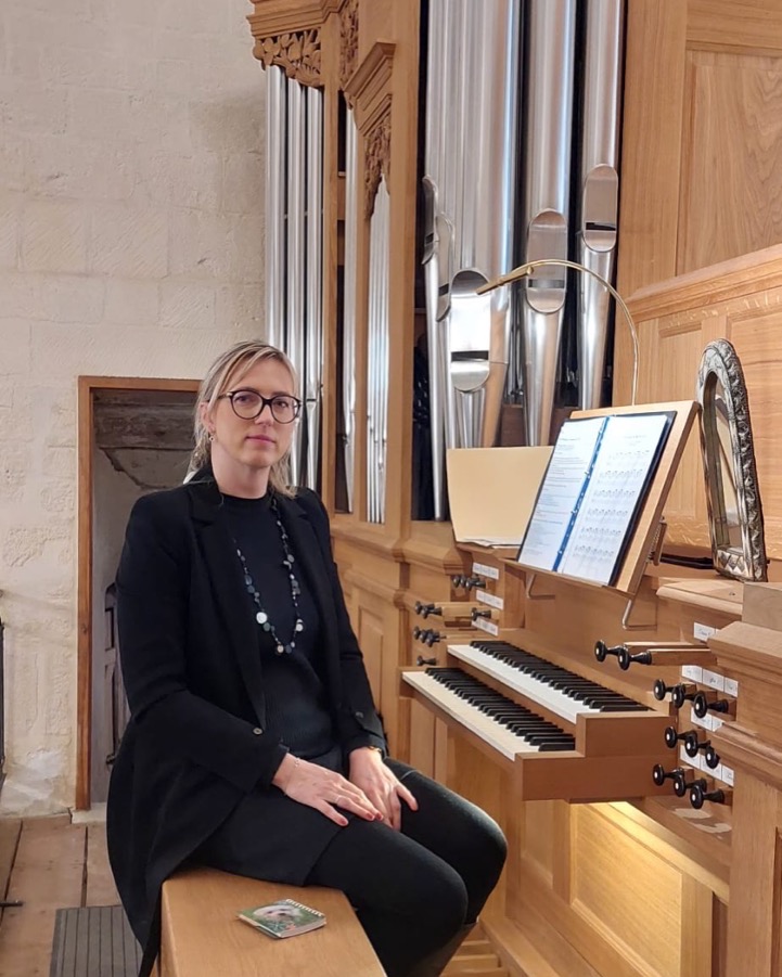 Valéryia Dufour-Nikulinskaya à la console de l'orgue